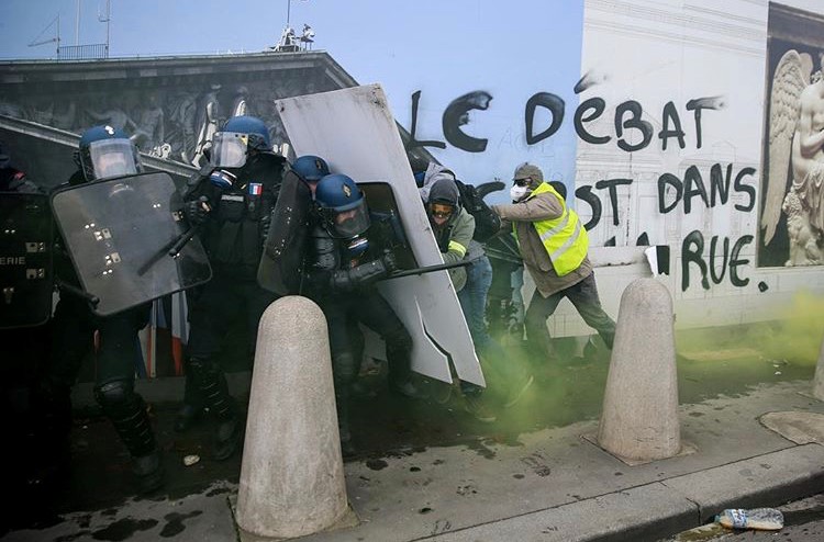 Dénoncer les violences policières de quelle place ? Et à quel prix ? Quand la psychologie s’en mêle !