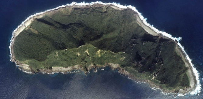 L'île Uotsuri-jima/Diaoyu Dao - Archipel Diaoyu/Senkaku - National Land Image Information (Color Aerial Photographs), Japan Ministry of Land, Infrastructure, Transport and Tourism