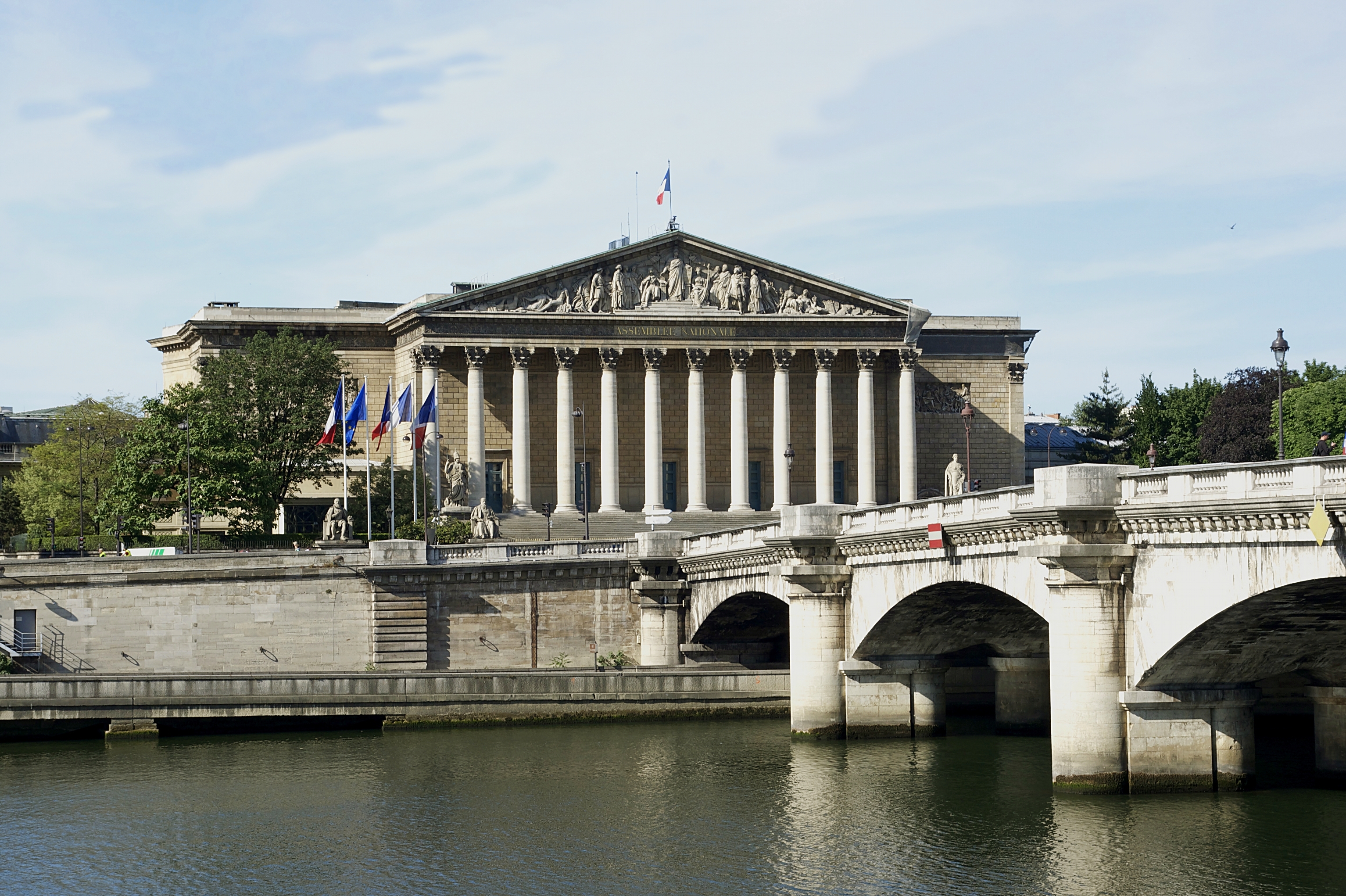 Palais Bourbon vu depuis la place de la Concorde, crédit: Wkipedia